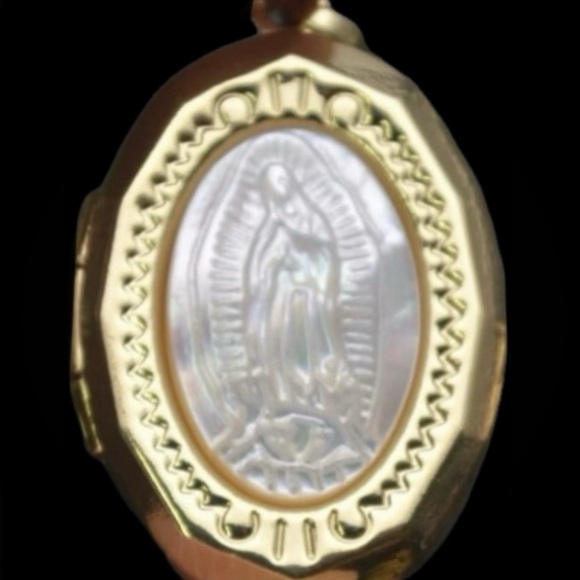 “Virgin de Guadelupe” Mary Mother of Pearl Carved Shell 18K Gold Locket Necklace - Picture 8 of 17